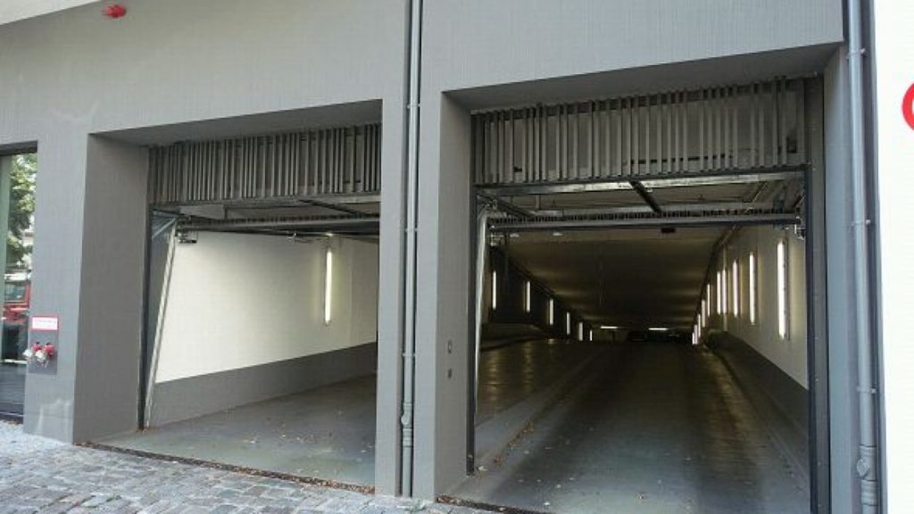 k-12001723-Scharnhorststr.-Berlin-Ein-Ausfahrtstor-Sonderbelag-3-1280x720